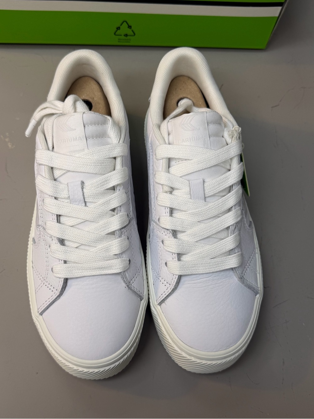 Cariuma Salvas White Leather ladiesLow-Top Sneakers size 8